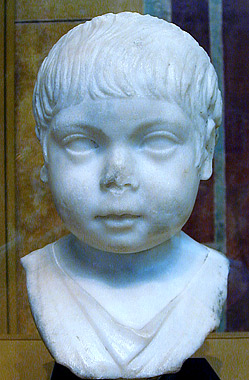 048. Buste en marbre dun enfant romain a lepoque dAuguste (50 p.C.).jpg